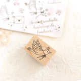 羽ばたく小鳥 口ばしにはバスケットやお花も似合う えくりゅの森 花祭りシリーズ 年賀状・クリスマス母の日カード ポストカードにも はんこ 手帳付箋 カード作り