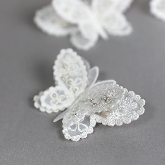 キラキラ★蝶々のクリップ：ミシン刺繍の立体的な蝶々のクリップ　刺繍フレームやシュシュに組み合わせ