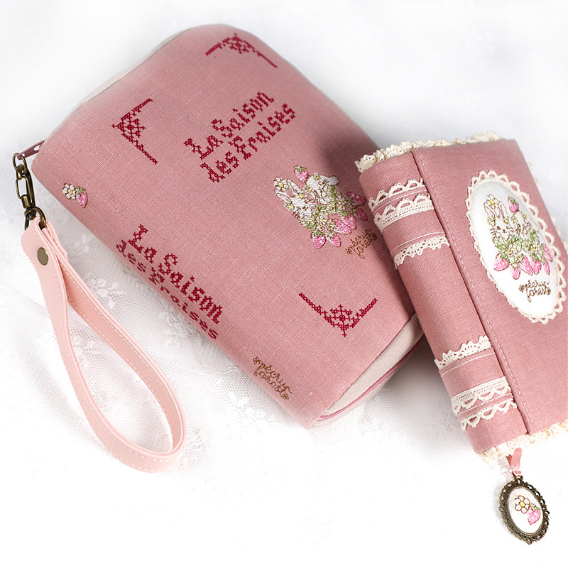 予約販売【ブック型 大き目手帳ポーチ】うさぎ刺繍入り　クロスステッチミシン刺繍 ハンドメイド