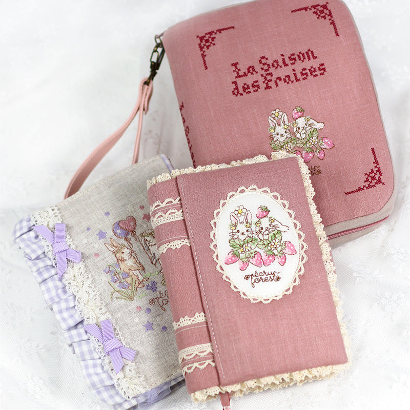 予約販売【ブック型 大き目手帳ポーチ】うさぎ刺繍入り　クロスステッチミシン刺繍 ハンドメイド