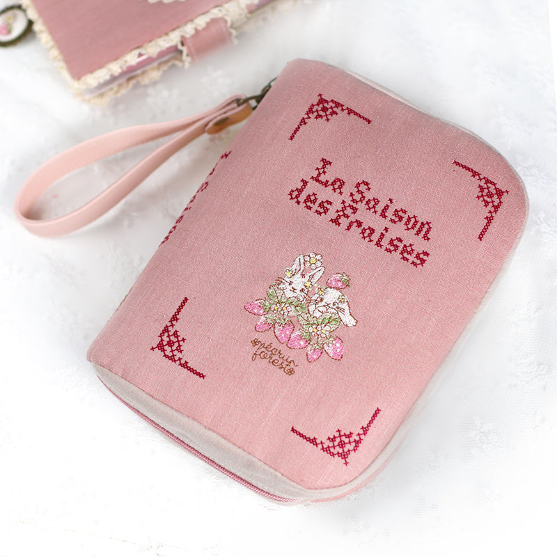 予約販売【ブック型 大き目手帳ポーチ】うさぎ刺繍入り　クロスステッチミシン刺繍 ハンドメイド