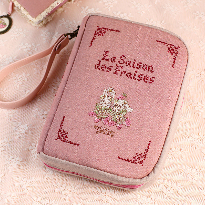 ブック型 大き目手帳ポーチ】うさぎ刺繍入り クロスステッチミシン刺繍