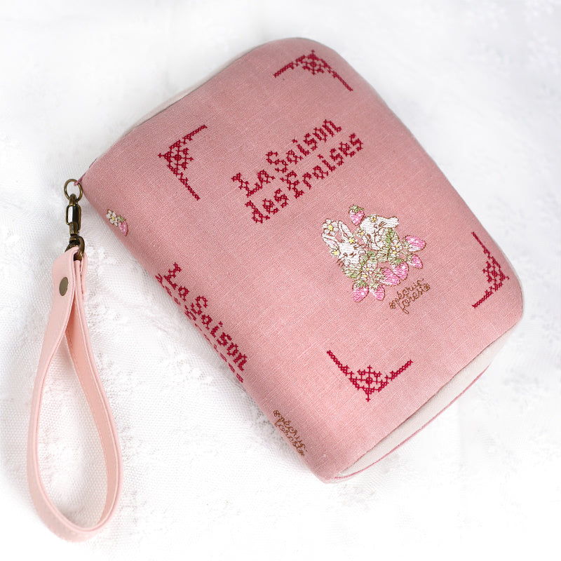 予約販売【ブック型 大き目手帳ポーチ】うさぎ刺繍入り　クロスステッチミシン刺繍 ハンドメイド