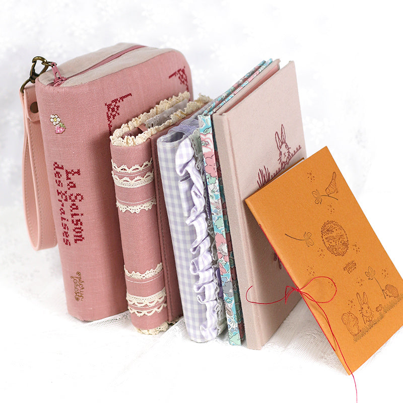 予約販売【ブック型 大き目手帳ポーチ】うさぎ刺繍入り　クロスステッチミシン刺繍 ハンドメイド