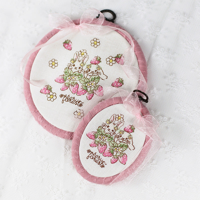 予約販売【クロスステッチ刺繍フレーム】うさぎイチゴ刺繍入り　ミシン刺繍 ハンドメイド