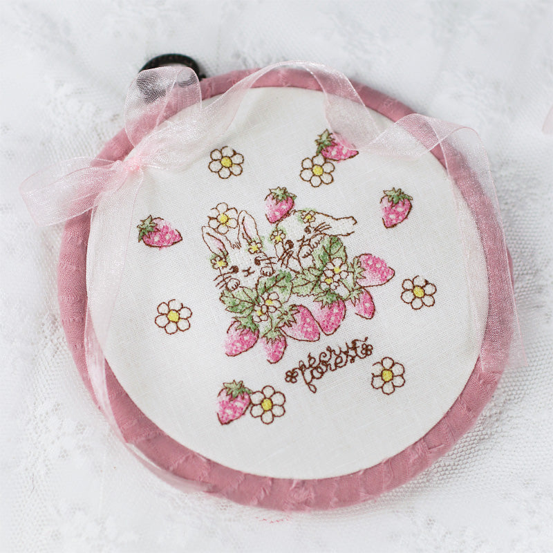 予約販売【クロスステッチ刺繍フレーム】うさぎイチゴ刺繍入り　ミシン刺繍 ハンドメイド