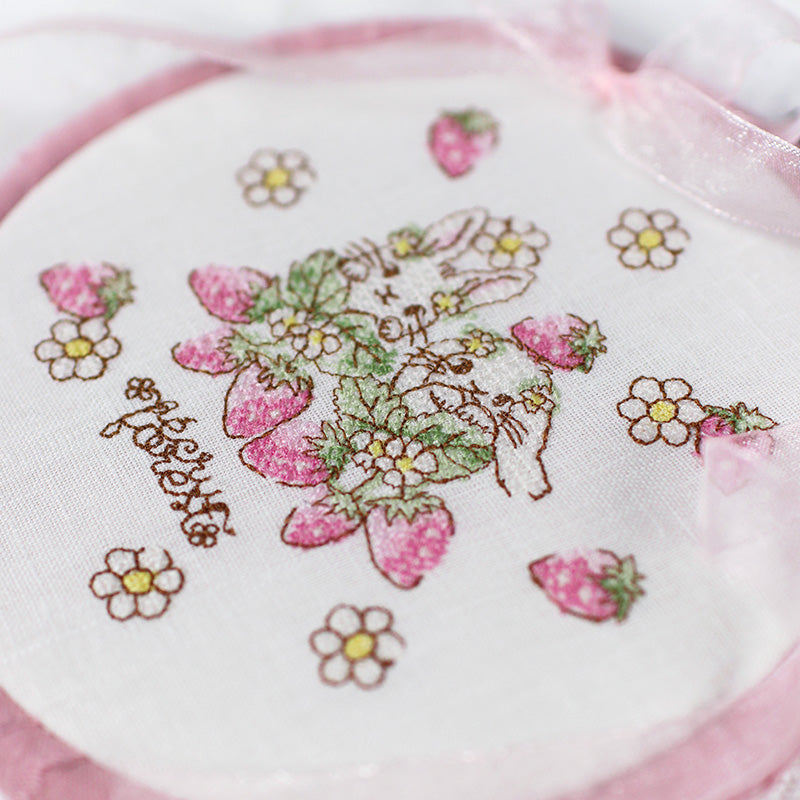 予約販売【クロスステッチ刺繍フレーム】うさぎイチゴ刺繍入り　ミシン刺繍 ハンドメイド
