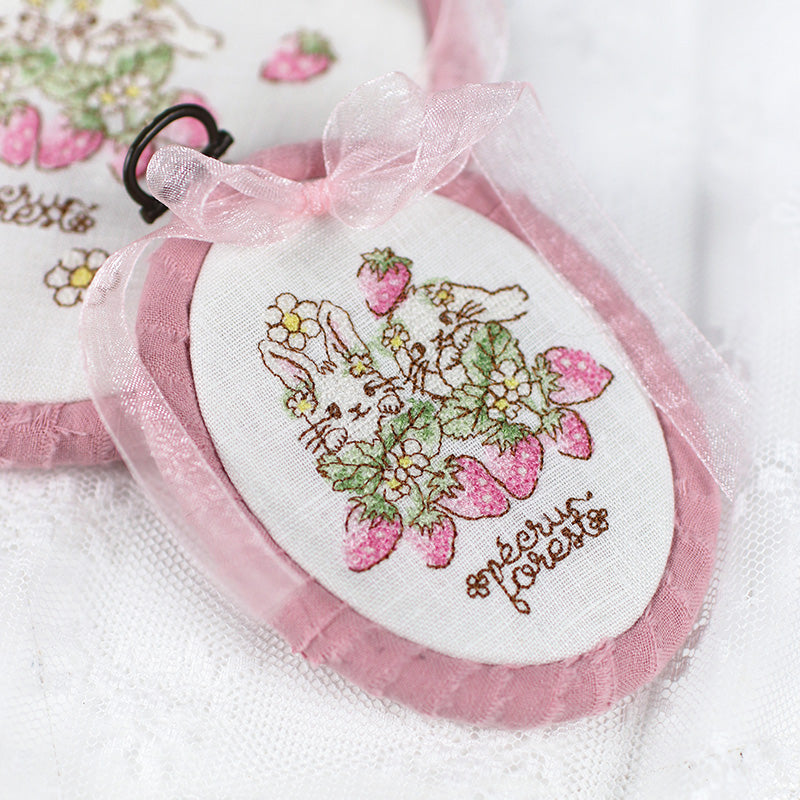 予約販売【クロスステッチ刺繍フレーム】うさぎイチゴ刺繍入り　ミシン刺繍 ハンドメイド
