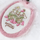 予約販売【クロスステッチ刺繍フレーム】うさぎイチゴ刺繍入り　ミシン刺繍 ハンドメイド