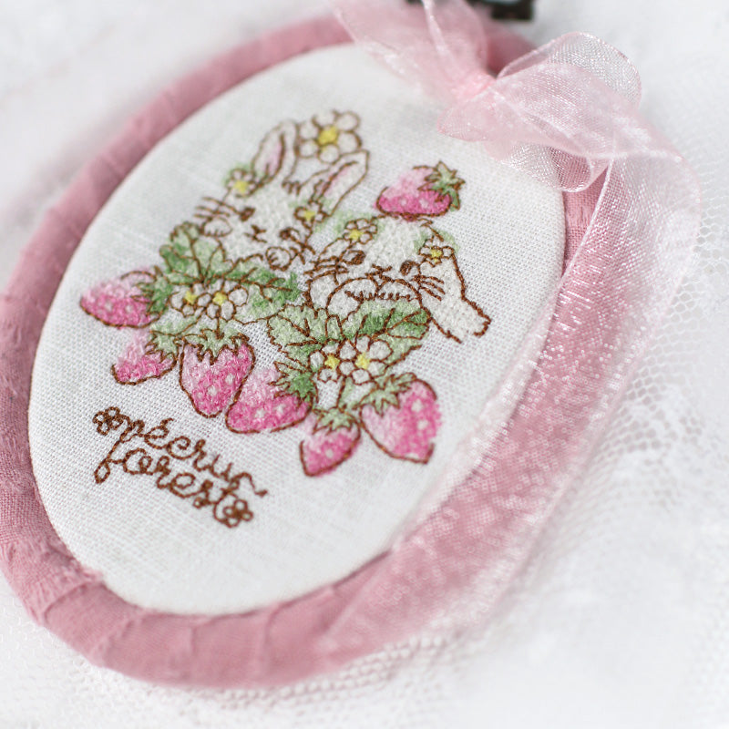 予約販売【クロスステッチ刺繍フレーム】うさぎイチゴ刺繍入り　ミシン刺繍 ハンドメイド