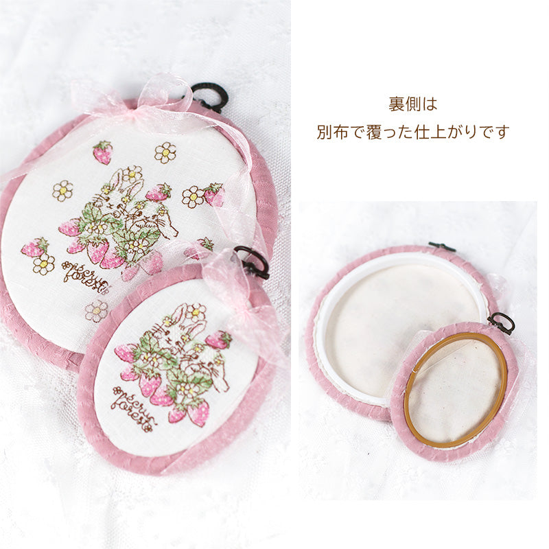 予約販売【クロスステッチ刺繍フレーム】うさぎイチゴ刺繍入り　ミシン刺繍 ハンドメイド