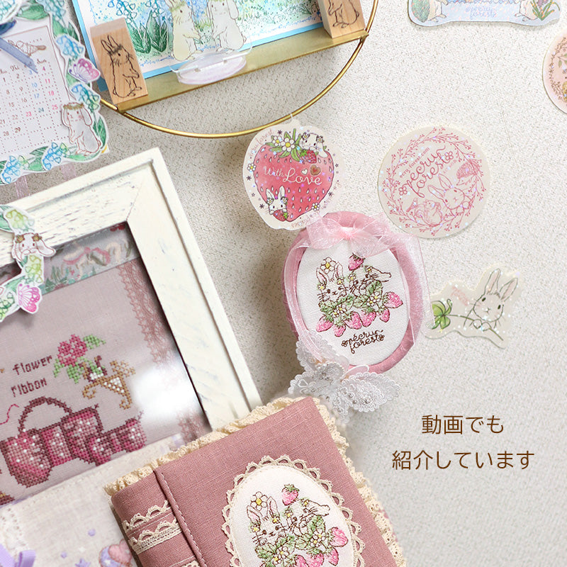 予約販売【クロスステッチ刺繍フレーム】うさぎイチゴ刺繍入り　ミシン刺繍 ハンドメイド