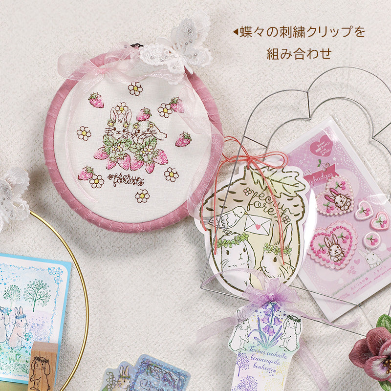 予約販売【クロスステッチ刺繍フレーム】うさぎイチゴ刺繍入り　ミシン刺繍 ハンドメイド