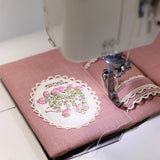 【システム手帳 ミニ6穴 栞付き】レースとうさぎイチゴ クロスステッチ刺繍のアンティークな手帳：ハンドメイド