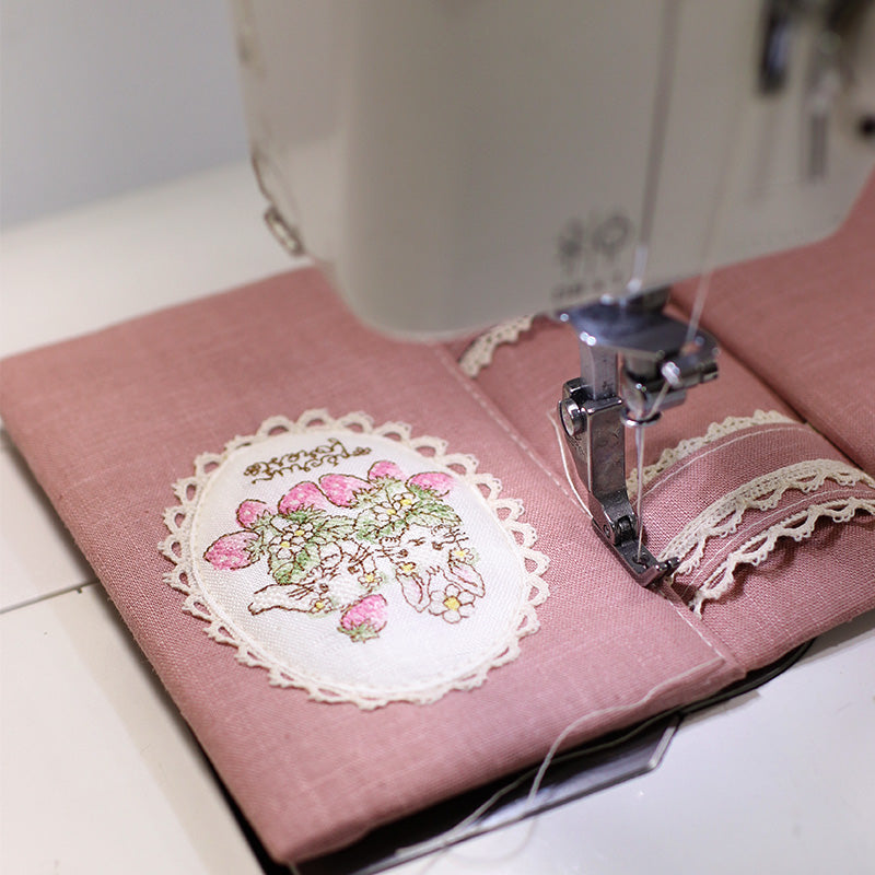 【システム手帳 ミニ6穴 栞付き】レースとうさぎイチゴ クロスステッチ刺繍のアンティークな手帳：ハンドメイド