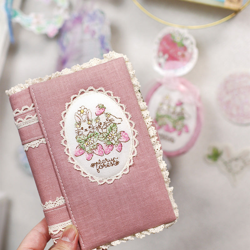 予約販売【クロスステッチ刺繍フレーム】うさぎイチゴ刺繍入り　ミシン刺繍 ハンドメイド