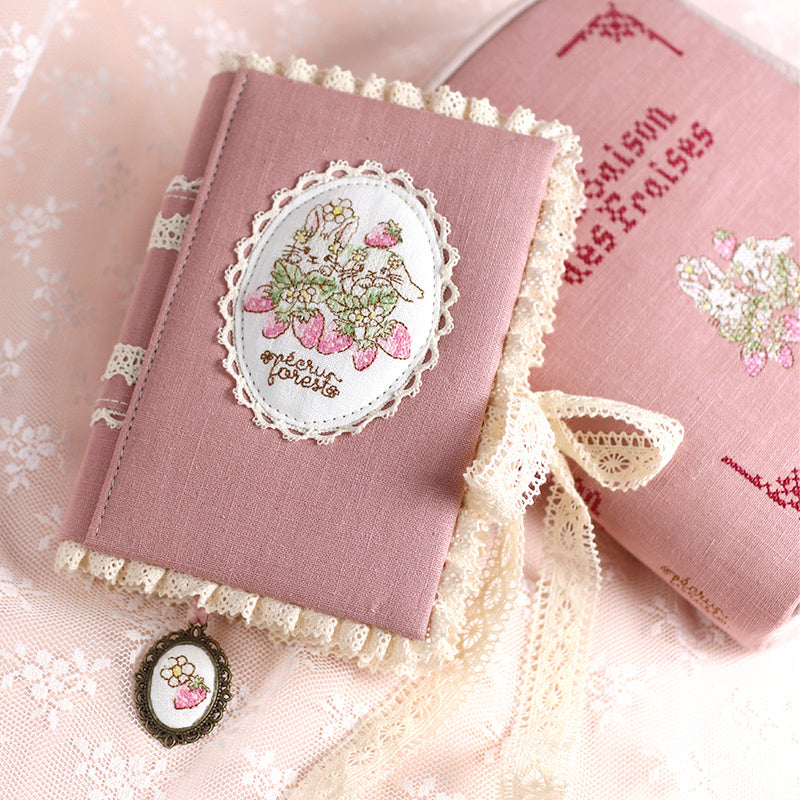 手帳カバーA6：文庫本サイズ 栞付き】レースとうさぎイチゴ クロス