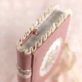 【手帳カバーA6：文庫本サイズ 栞付き】レースとうさぎイチゴ クロスステッチ刺繍：ほぼ日手帳 MDノート 文庫本アンティークな手帳ハンドメイド