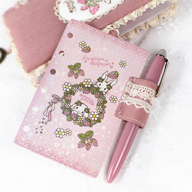 予約販売【システム手帳 ミニ6穴 栞付き】レースとうさぎイチゴ クロスステッチ刺繍のアンティークな手帳：ハンドメイド