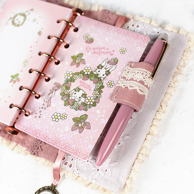 予約販売【システム手帳 ミニ6穴 栞付き】レースとうさぎイチゴ クロスステッチ刺繍のアンティークな手帳：ハンドメイド