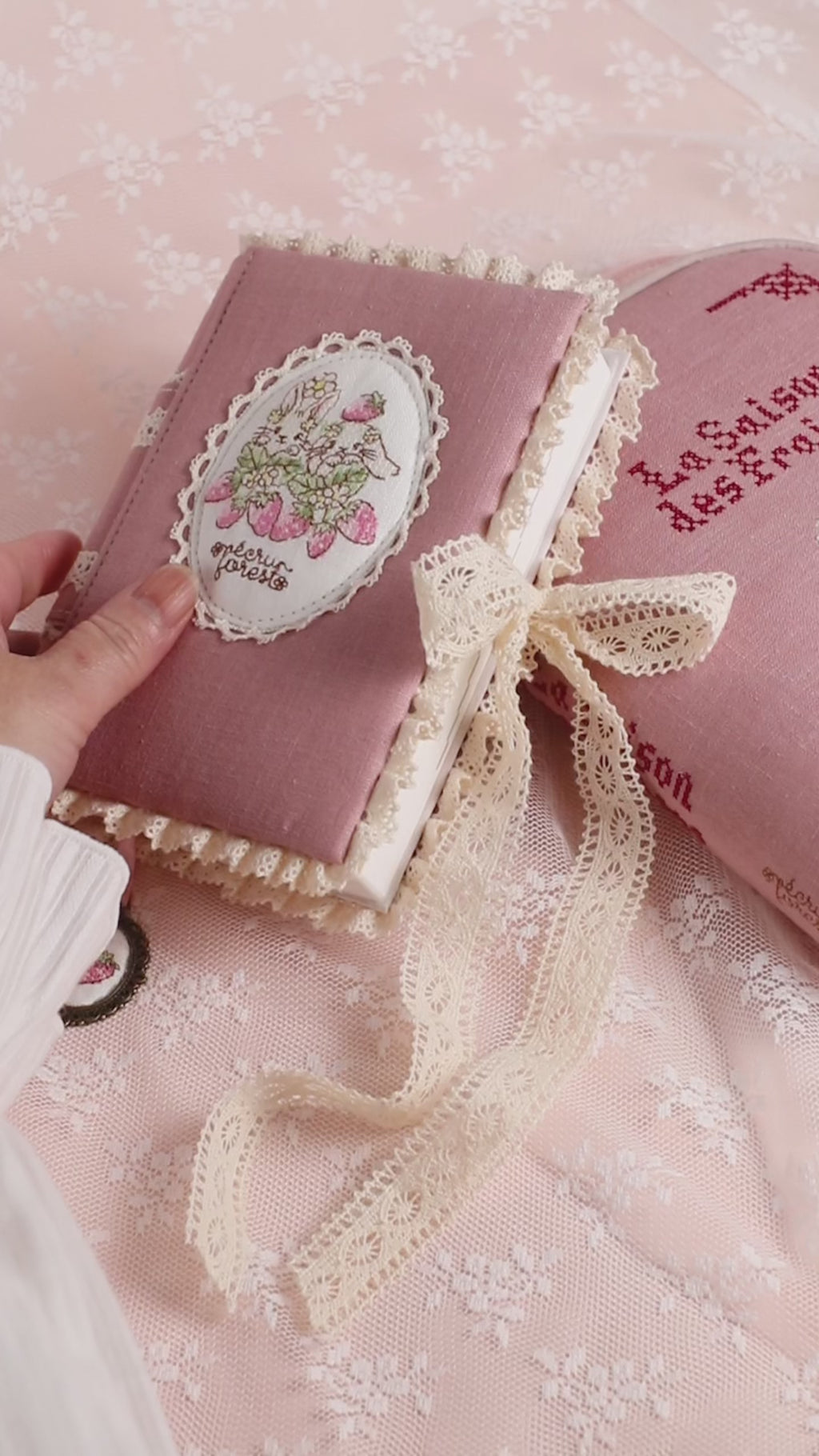 【手帳カバーA6：文庫本サイズ 栞付き】レースとうさぎイチゴ クロスステッチ刺繍：ほぼ日手帳 MDノート 文庫本アンティークな手帳ハンドメイド