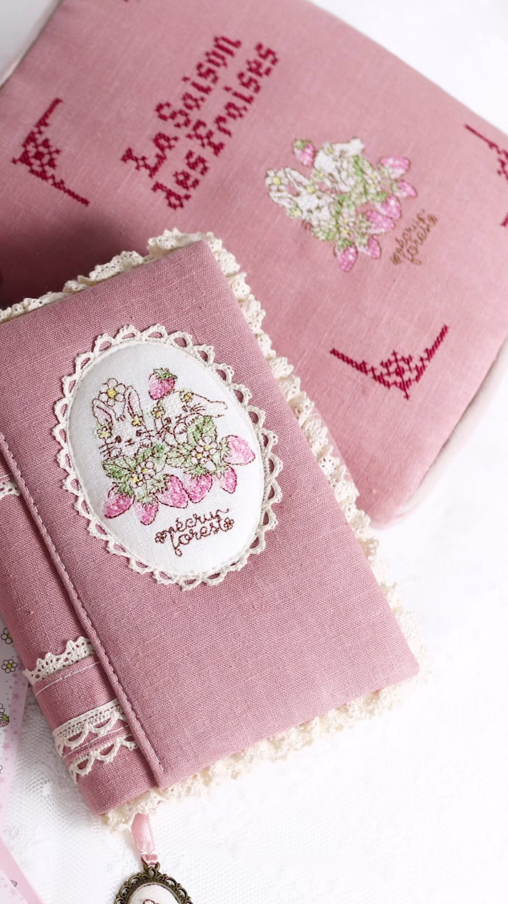 【システム手帳 ミニ6穴 栞付き】レースとうさぎイチゴ クロスステッチ刺繍のアンティークな手帳：ハンドメイド