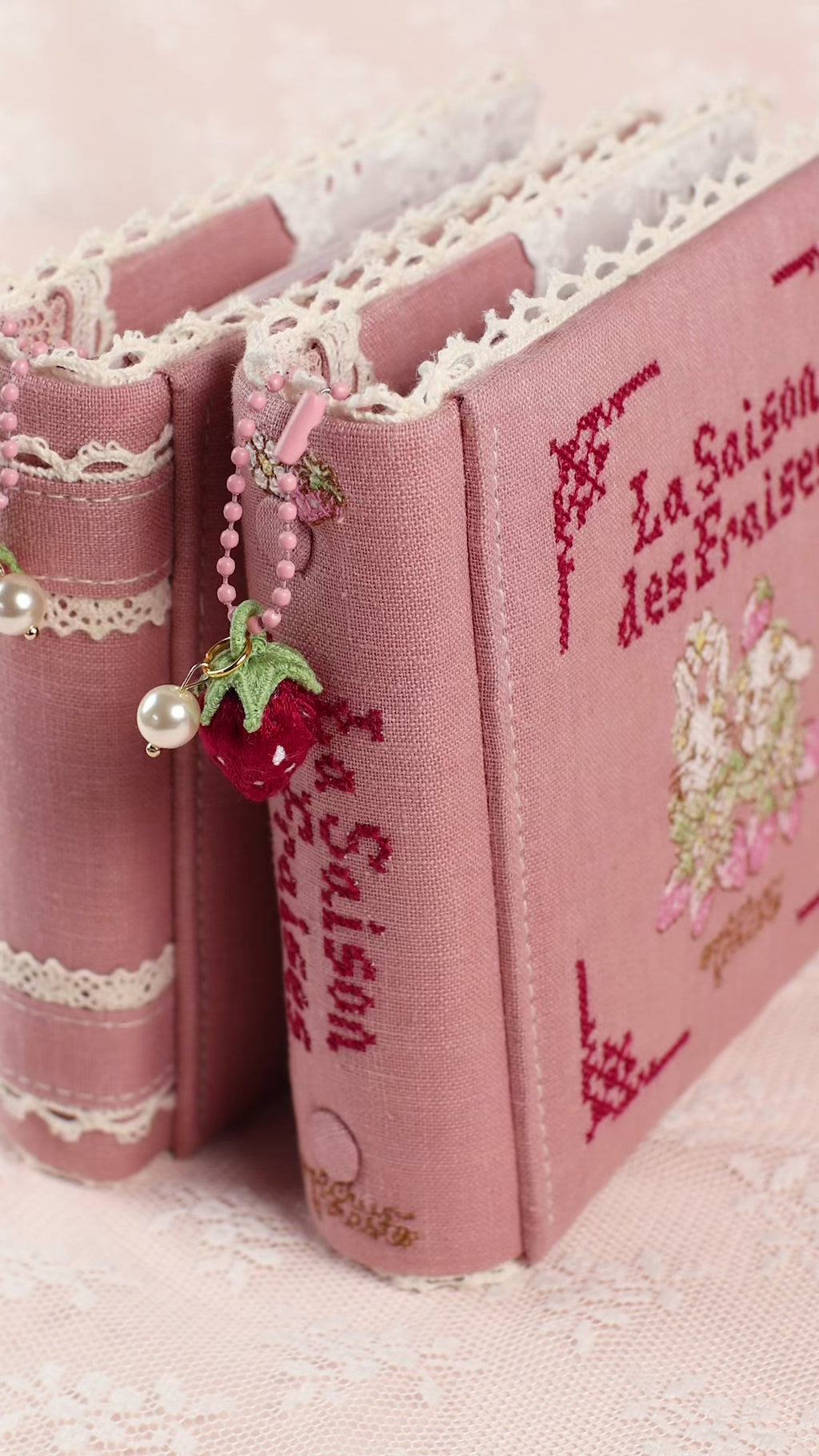 刺繍チャーム付き★ボールペン【ユニボールワン P】0.38mm ピンク もも：イチゴとうさぎイラスト