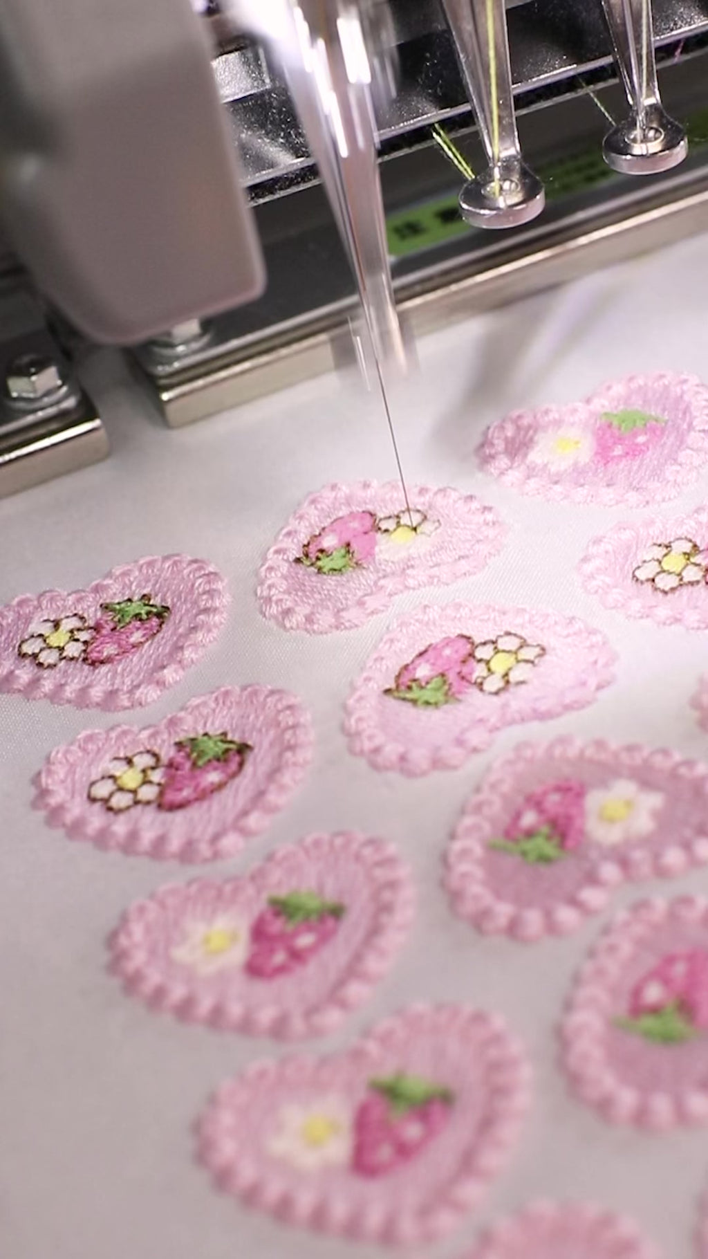 刺繍チャーム付き★ボールペン【ユニボールワン P】0.38mm ピンク もも：イチゴとうさぎイラスト