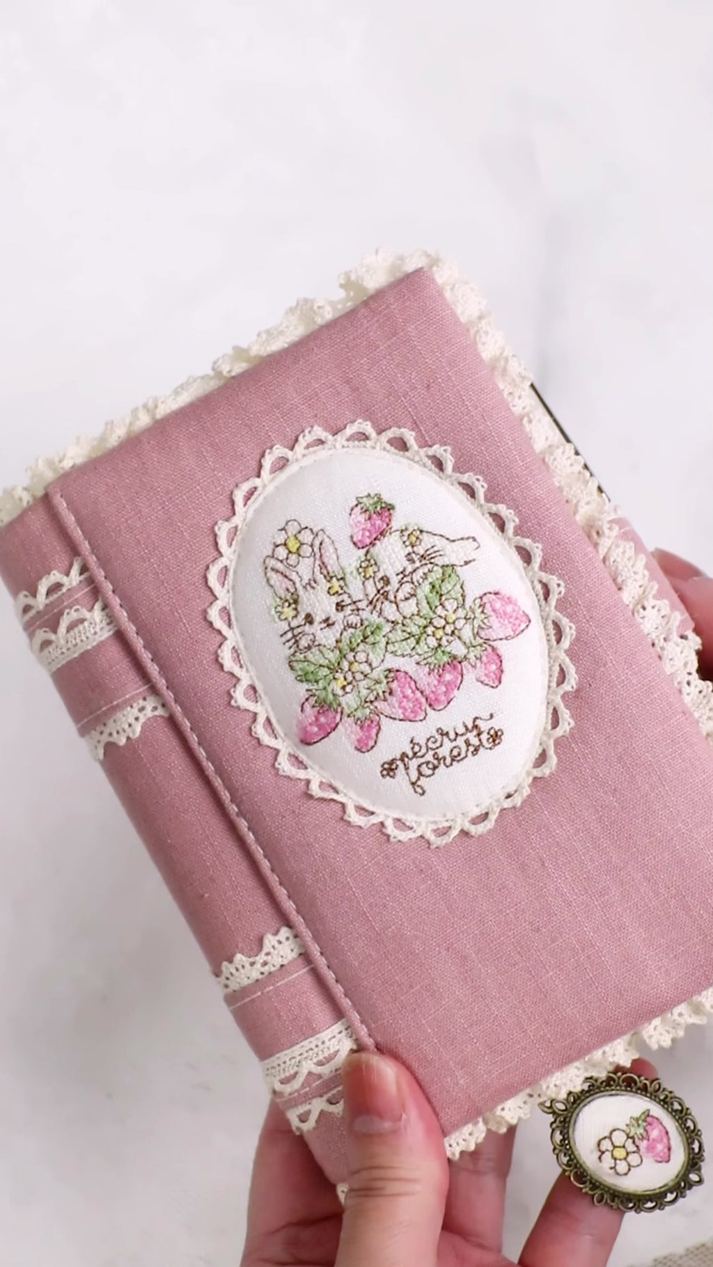 【システム手帳 ミニ6穴 栞付き】レースとうさぎイチゴ クロスステッチ刺繍のアンティークな手帳：ハンドメイド