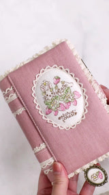 【システム手帳 ミニ6穴 栞付き】レースとうさぎイチゴ クロスステッチ刺繍のアンティークな手帳：ハンドメイド