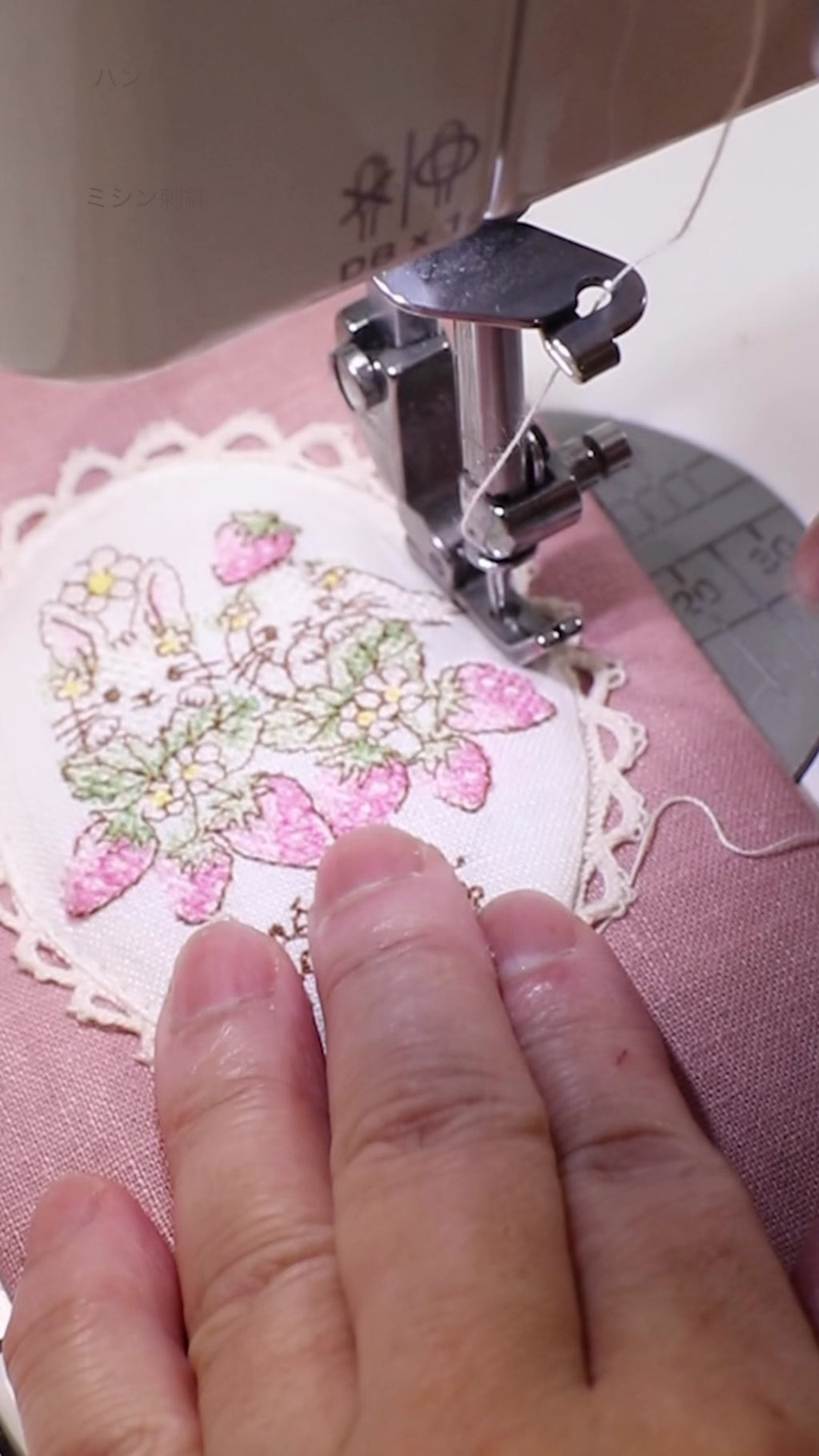 【システム手帳 ミニ6穴 栞付き】レースとうさぎイチゴ クロスステッチ刺繍のアンティークな手帳：ハンドメイド