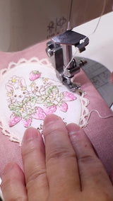 【システム手帳 ミニ6穴 栞付き】レースとうさぎイチゴ クロスステッチ刺繍のアンティークな手帳：ハンドメイド