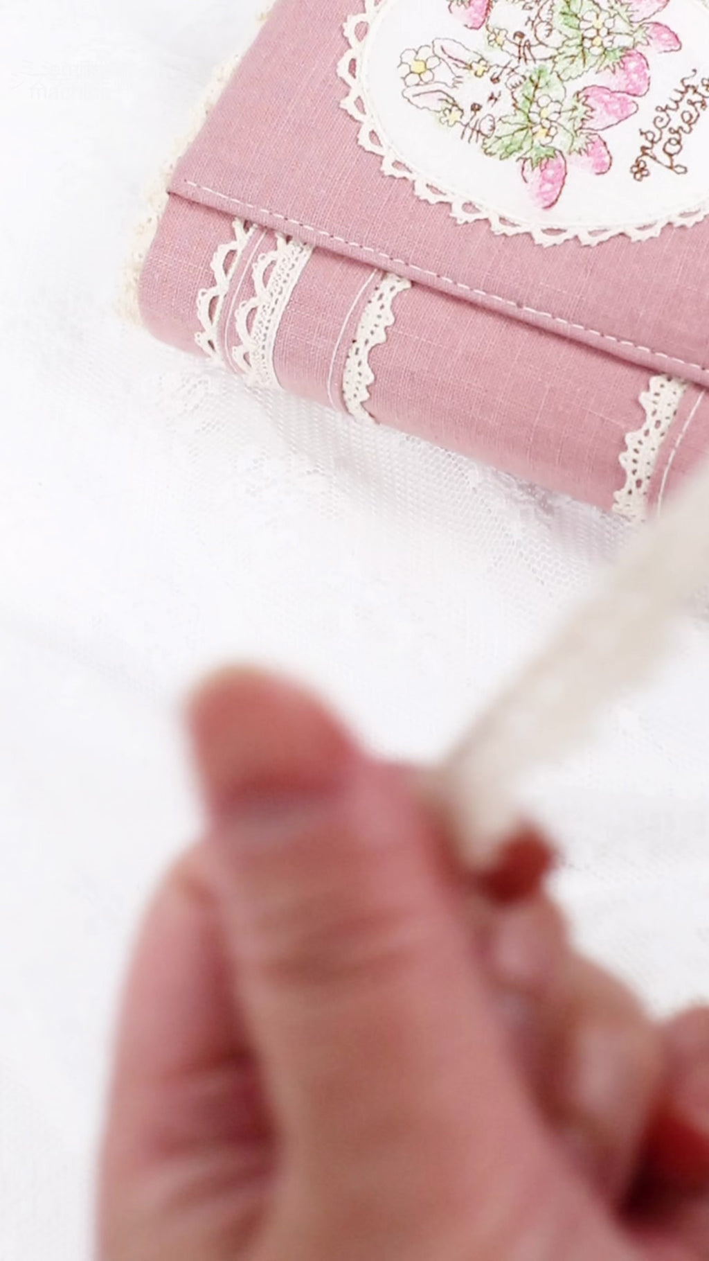 【システム手帳 ミニ6穴 栞付き】レースとうさぎイチゴ クロスステッチ刺繍のアンティークな手帳：ハンドメイド