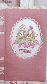 予約販売【クロスステッチ刺繍フレーム】うさぎイチゴ刺繍入り　ミシン刺繍 ハンドメイド