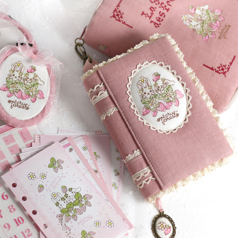 【システム手帳 ミニ6穴 栞付き】レースとうさぎイチゴ クロスステッチ刺繍のアンティークな手帳：ハンドメイド