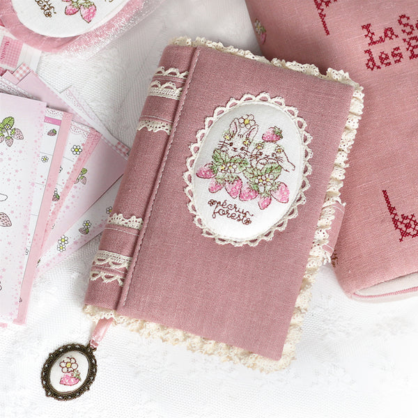 【システム手帳 ミニ6穴 栞付き】レースとうさぎイチゴ クロスステッチ刺繍のアンティークな手帳：ハンドメイド