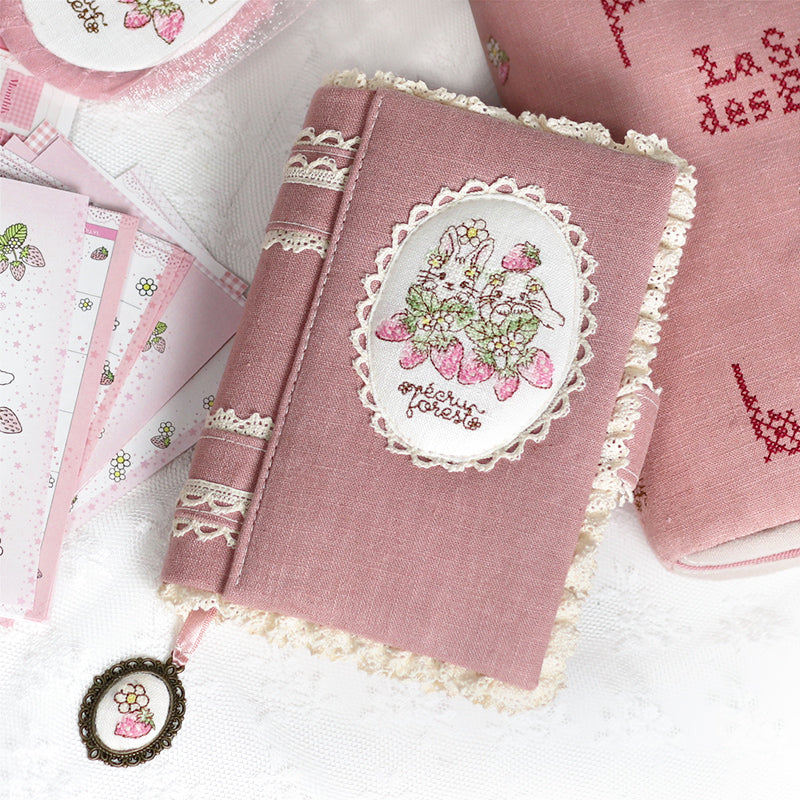 【システム手帳 ミニ6穴 栞付き】レースとうさぎイチゴ クロスステッチ刺繍のアンティークな手帳：ハンドメイド