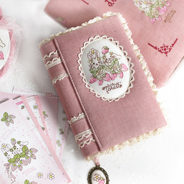 【システム手帳 ミニ6穴 栞付き】レースとうさぎイチゴ クロスステッチ刺繍のアンティークな手帳：ハンドメイド