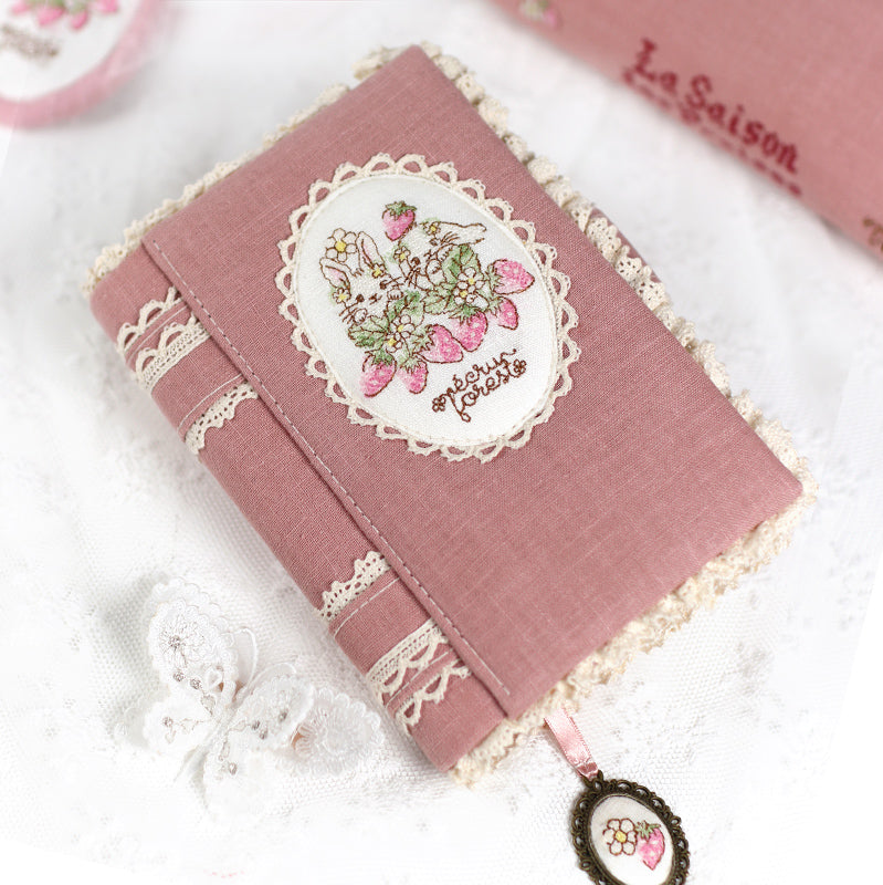 【システム手帳 ミニ6穴 栞付き】レースとうさぎイチゴ クロスステッチ刺繍のアンティークな手帳：ハンドメイド