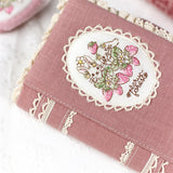 【システム手帳 ミニ6穴 栞付き】レースとうさぎイチゴ クロスステッチ刺繍のアンティークな手帳：ハンドメイド