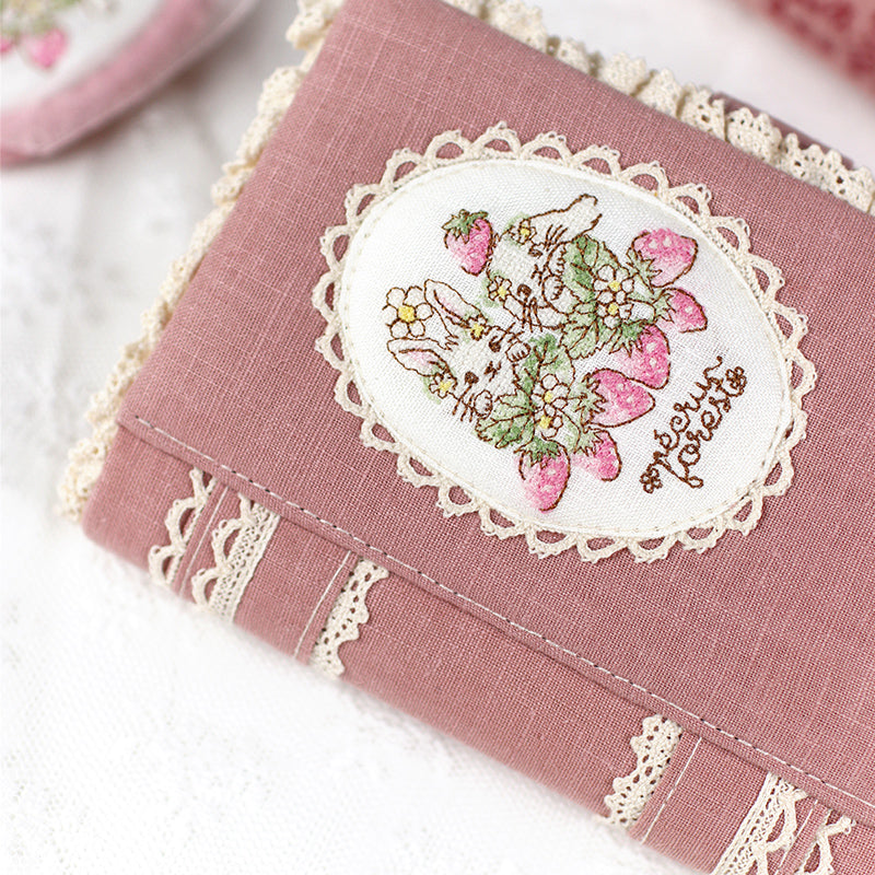 【システム手帳 ミニ6穴 栞付き】レースとうさぎイチゴ クロスステッチ刺繍のアンティークな手帳：ハンドメイド