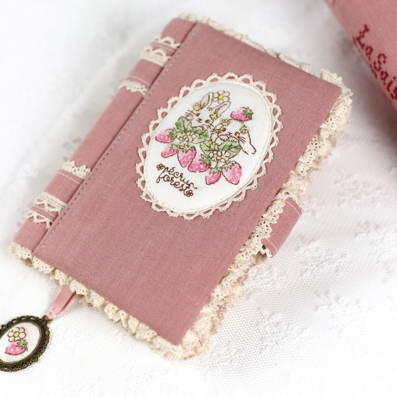 【システム手帳 ミニ6穴 栞付き】レースとうさぎイチゴ クロスステッチ刺繍のアンティークな手帳：ハンドメイド