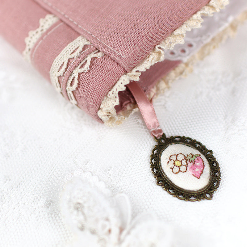【システム手帳 ミニ6穴 栞付き】レースとうさぎイチゴ クロスステッチ刺繍のアンティークな手帳：ハンドメイド