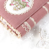 【システム手帳 ミニ6穴 栞付き】レースとうさぎイチゴ クロスステッチ刺繍のアンティークな手帳：ハンドメイド