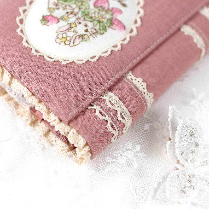 【システム手帳 ミニ6穴 栞付き】レースとうさぎイチゴ クロスステッチ刺繍のアンティークな手帳：ハンドメイド