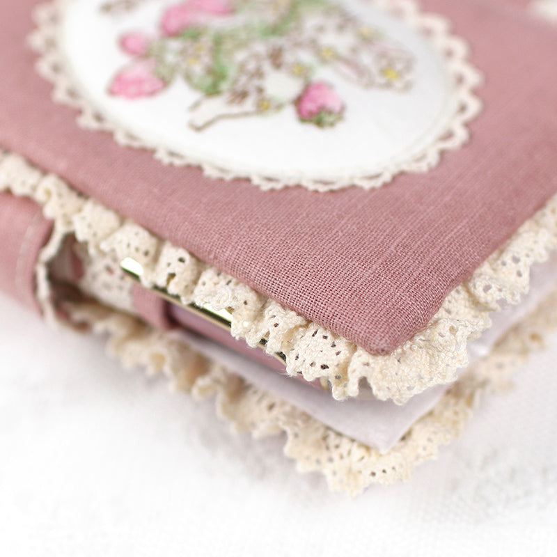 【システム手帳 ミニ6穴 栞付き】レースとうさぎイチゴ クロスステッチ刺繍のアンティークな手帳：ハンドメイド