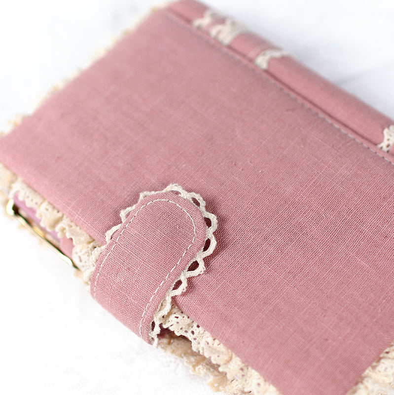 【システム手帳 ミニ6穴 栞付き】レースとうさぎイチゴ クロスステッチ刺繍のアンティークな手帳：ハンドメイド