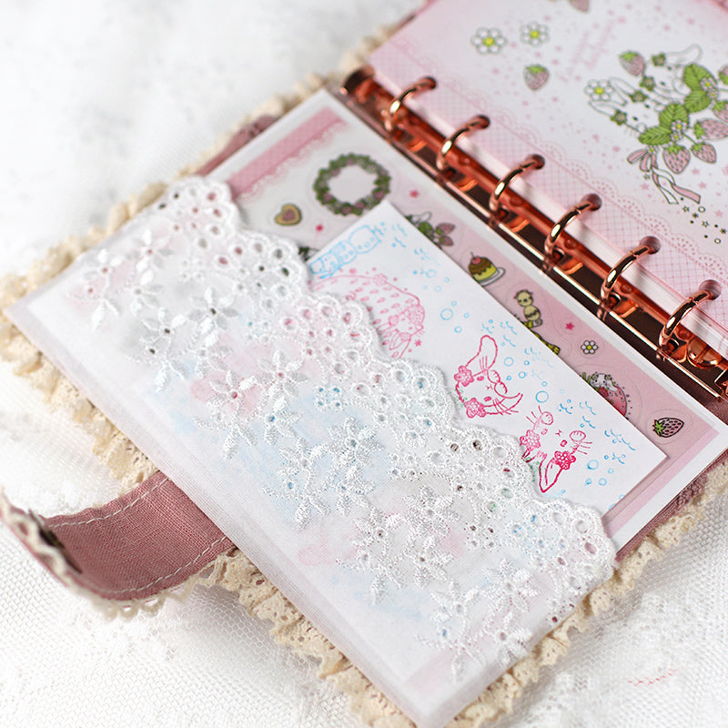 【システム手帳 ミニ6穴 栞付き】レースとうさぎイチゴ クロスステッチ刺繍のアンティークな手帳：ハンドメイド