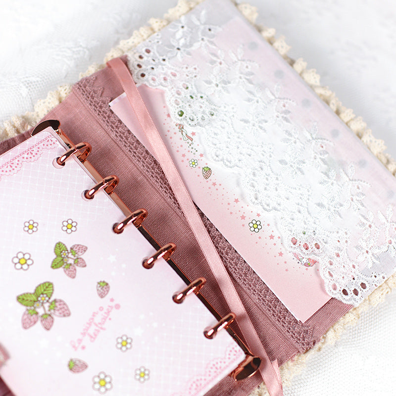 【システム手帳 ミニ6穴 栞付き】レースとうさぎイチゴ クロスステッチ刺繍のアンティークな手帳：ハンドメイド