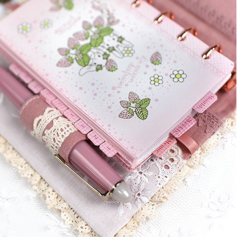 【システム手帳 ミニ6穴 栞付き】レースとうさぎイチゴ クロスステッチ刺繍のアンティークな手帳：ハンドメイド